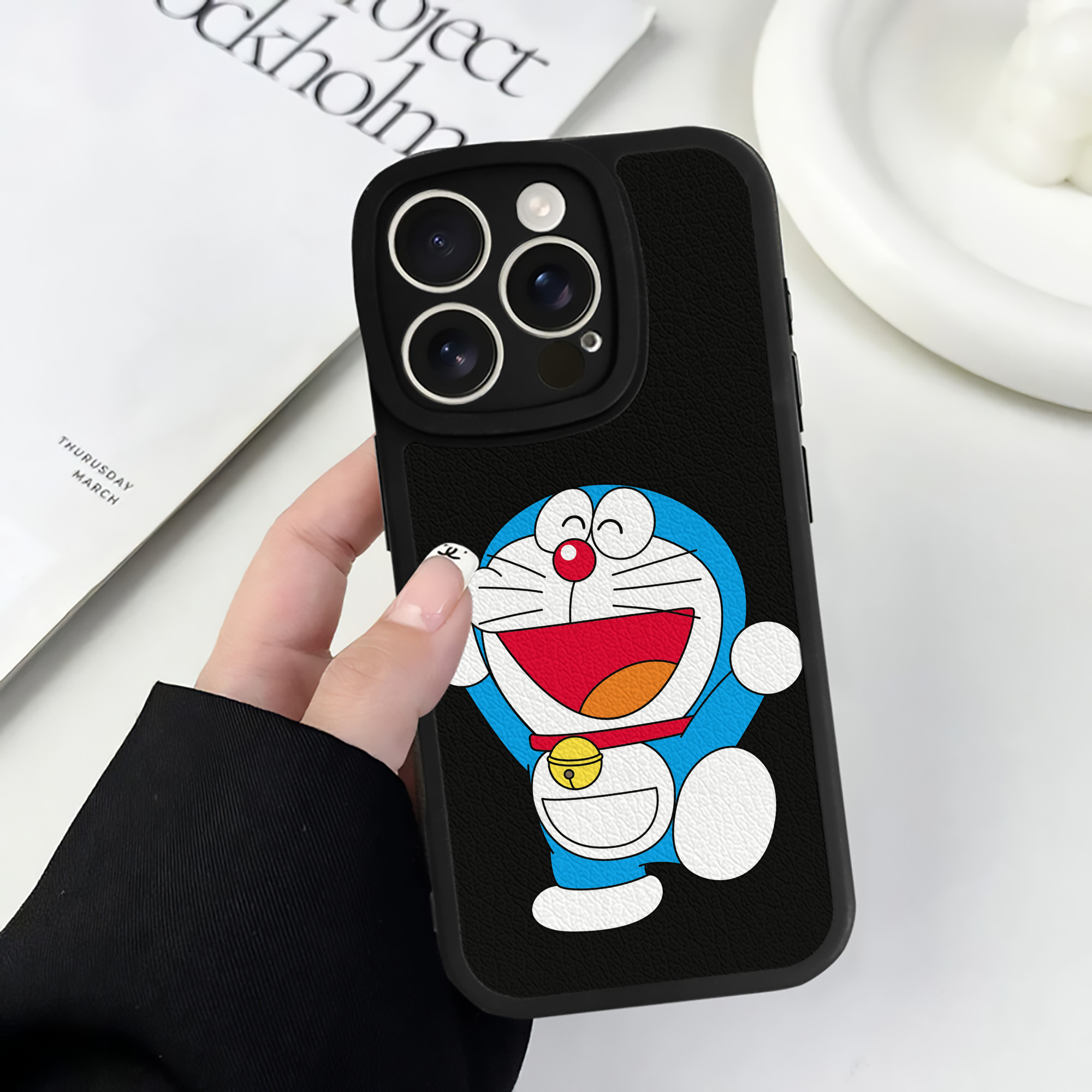（画像用） ドラえもん Doraemon 【iPhone 16シリーズ対応】シリコンスマホケース（レザー調） 材質：シリコン